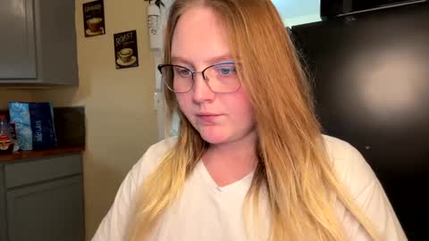 Snapshot of phatassblond chatting on February 6, 2025, 3:06 am PhatAssBlond online show from February 6, 2025, 3:06 am