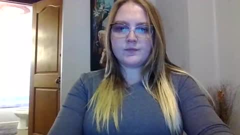 Snapshot of phatassblond chatting on February 9, 2025, 9:49 pm PhatAssBlond online show from February 9, 2025, 9:49 pm