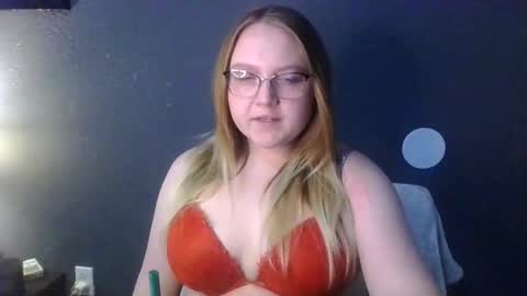 Snapshot of phatassblond chatting on March 4, 2025, 8:16 pm PhatAssBlond online show from March 4, 2025, 8:16 pm