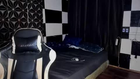 Snapshot of philhotbody chatting on November 19, 2025, 10:26 am AJ online show from November 19, 2025, 10:26 am