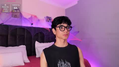 Snapshot of phillicious_ chatting on October 15, 2025, 10:10 pm Phillip online show from October 15, 2025, 10:10 pm