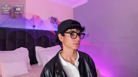 Snapshot of phillicious_ chatting on October 21, 2025, 11:38 pm Phillip online show from October 21, 2025, 11:38 pm