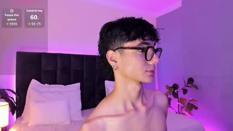 Snapshot of phillicious_ chatting on November 3, 2025, 9:16 pm Phillip online show from November 3, 2025, 9:16 pm