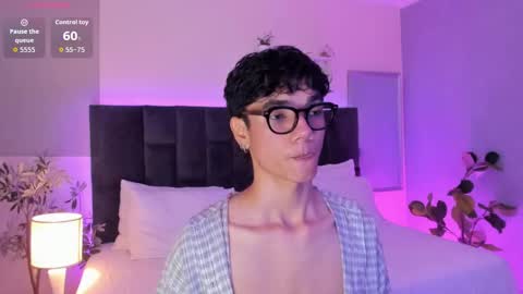 Snapshot of phillicious_ chatting on November 22, 2025, 10:42 pm Phillip online show from November 22, 2025, 10:42 pm