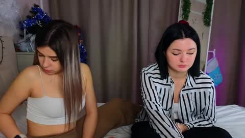 Snapshot of phyllisheart chatting on December 24, 2024, 2:22 pm Lora black and Lili blonde welcome you here online show from December 24, 2024, 2:22 pm