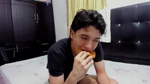 picaszomilos350 online show from January 6, 2026, 6:06 am