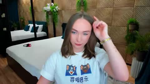 Emelie online show from September 28, 2025, 7:41 pm