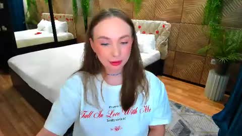 Emelie online show from June 16, 2026, 4:42 pm