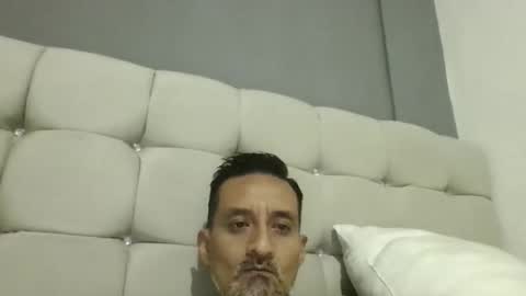 pieslatinos online show from January 14, 2026, 2:50 am