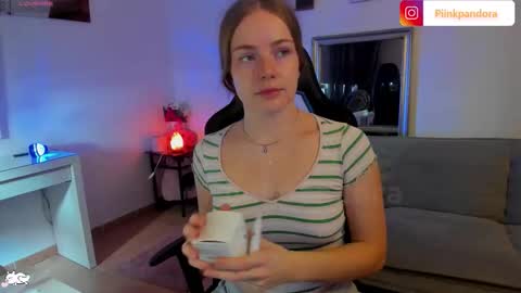 PiinkPandora online show from November 16, 2025, 3:17 pm