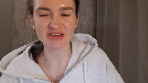 Snapshot of pineapple__mood chatting on February 23, 2025, 5:18 pm online show from February 23, 2025, 5:18 pm