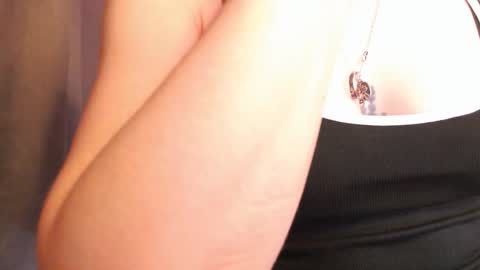 Snapshot of pineapple__mood chatting on October 23, 2025, 7:07 am online show from October 23, 2025, 7:07 am