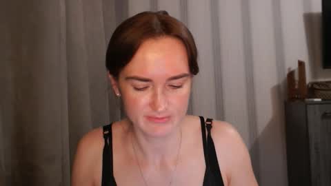 Snapshot of pineapple__mood chatting on November 19, 2025, 4:40 pm online show from November 19, 2025, 4:40 pm