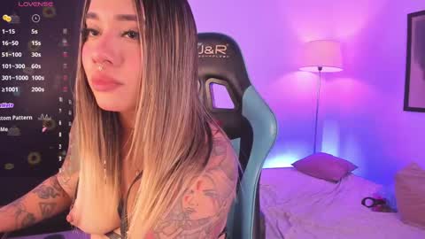 Snapshot of pink_quarz chatting on October 11, 2025, 9:35 pm KELLY online show from October 11, 2025, 9:35 pm