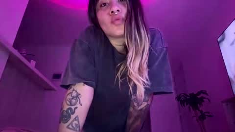 Snapshot of pink_quarz chatting on November 24, 2025, 12:10 am KELLY online show from November 24, 2025, 12:10 am