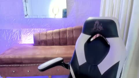 isabella online show from April 30, 2026, 8:57 pm