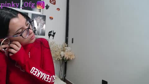 Snapshot of pinky_f00x chatting on October 11, 2025, 12:21 am pinky_f00x online show from October 11, 2025, 12:21 am