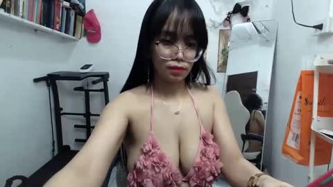 Snapshot of pinkyrosexx chatting on January 27, 2025, 12:22 am Rose online show from January 27, 2025, 12:22 am