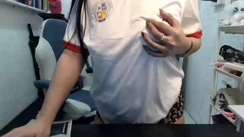 Snapshot of pinkyrosexx chatting on February 4, 2025, 4:05 am Rose online show from February 4, 2025, 4:05 am