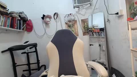 Snapshot of pinkyrosexx chatting on February 28, 2025, 12:43 am Rose online show from February 28, 2025, 12:43 am