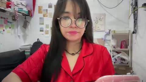 Snapshot of pinkyrosexx chatting on October 16, 2025, 9:43 am Rose online show from October 16, 2025, 9:43 am