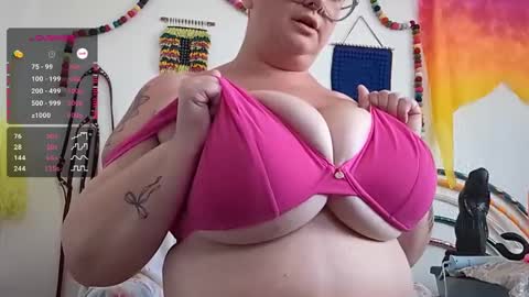 Em online show from September 12, 2025, 8:42 pm