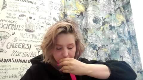 Caroline online show from April 4, 2026, 4:22 am
