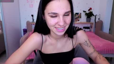 Snapshot of pixie_molly chatting on July 5, 2026, 4:19 am Molly online show from July 5, 2026, 4:19 am