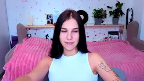 Snapshot of pixie_molly chatting on July 28, 2026, 8:32 am Molly online show from July 28, 2026, 8:32 am