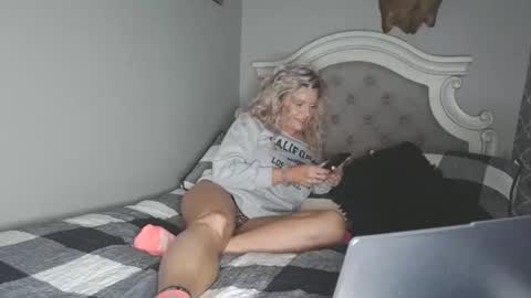 Snapshot of platinum_princess_nicole chatting on October 22, 2025, 12:00 am platinum_princess_nicole online show from October 22, 2025, 12:00 am