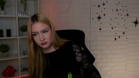 Snapshot of playful_sophie chatting on May 27, 2026, 7:33 pm Sophie online show from May 27, 2026, 7:33 pm