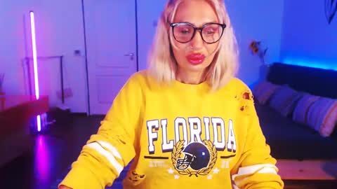 Snapshot of pleasureofgoods chatting on December 15, 2024, 7:53 pm Victoria online show from December 15, 2024, 7:53 pm