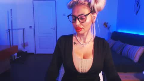 Snapshot of pleasureofgoods chatting on December 21, 2024, 9:47 pm Victoria online show from December 21, 2024, 9:47 pm