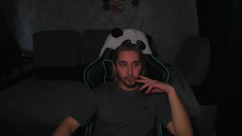 pohyi_ online show from March 31, 2026, 2:13 am