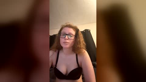 Snapshot of poisonivyy95 chatting on March 9, 2026, 1:42 am poisonivyy95 online show from March 9, 2026, 1:42 am