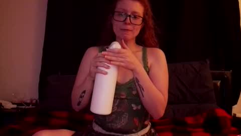 Snapshot of poisonivyy95 chatting on March 22, 2026, 1:53 am poisonivyy95 online show from March 22, 2026, 1:53 am