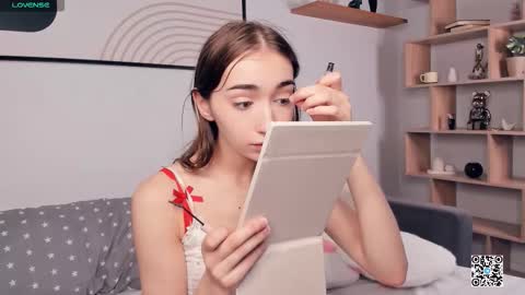 Snapshot of polly_bee chatting on September 20, 2025, 8:48 am Polly online show from September 20, 2025, 8:48 am