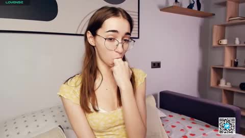 Snapshot of polly_bee chatting on September 25, 2025, 7:34 am Polly online show from September 25, 2025, 7:34 am