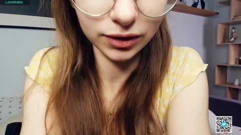 Snapshot of polly_bee chatting on October 17, 2025, 7:33 am Polly online show from October 17, 2025, 7:33 am