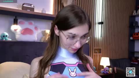 Snapshot of polly_bee chatting on November 13, 2025, 7:29 am Polly online show from November 13, 2025, 7:29 am