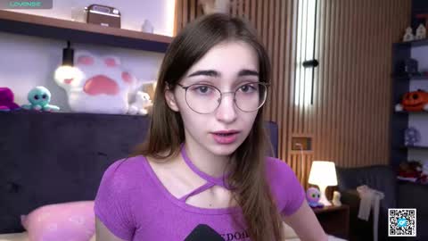 Snapshot of polly_bee chatting on November 14, 2025, 7:29 am Polly online show from November 14, 2025, 7:29 am