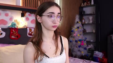 Snapshot of polly_bee chatting on December 3, 2025, 7:38 am Polly online show from December 3, 2025, 7:38 am