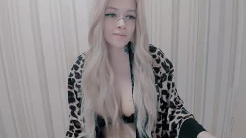 Snapshot of polly_wow chatting on October 9, 2025, 7:34 pm Polly online show from October 9, 2025, 7:34 pm