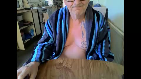 Snapshot of poshman65 chatting on June 5, 2026, 8:31 am poshman65 online show from June 5, 2026, 8:31 am