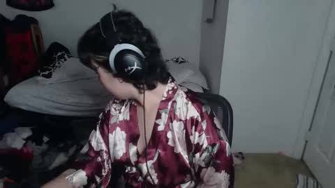 Snapshot of prettyandpeachy chatting on December 14, 2025, 10:14 pm Mistress Mallad online show from December 14, 2025, 10:14 pm