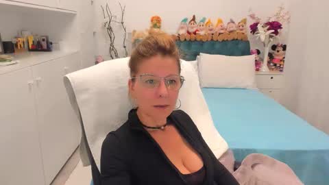 Snapshot of prettyblackeyes chatting on September 24, 2025, 9:29 pm wilma online show from September 24, 2025, 9:29 pm