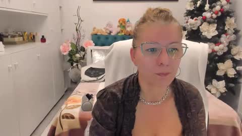 Snapshot of prettyblackeyes chatting on November 24, 2025, 6:57 am wilma online show from November 24, 2025, 6:57 am