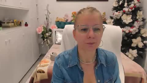 Snapshot of prettyblackeyes chatting on November 24, 2025, 8:41 pm wilma online show from November 24, 2025, 8:41 pm