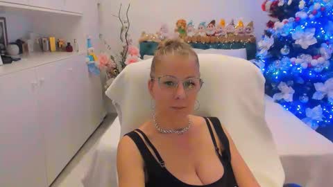 Snapshot of prettyblackeyes chatting on December 13, 2025, 9:20 pm wilma online show from December 13, 2025, 9:20 pm