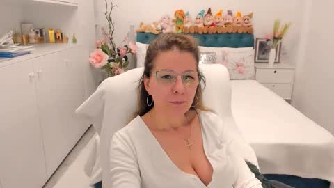 Snapshot of prettyblackeyes chatting on February 12, 2026, 8:37 pm wilma online show from February 12, 2026, 8:37 pm